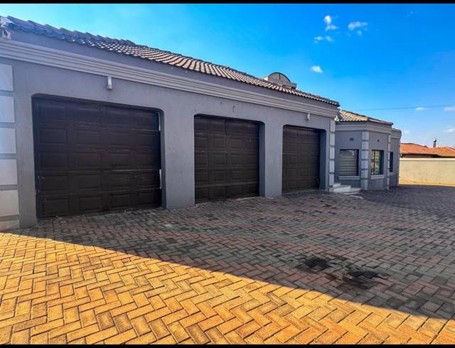 4 BEDROOM HOUSE FOR SALE IN KAGISO